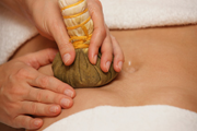 Kräuterstempel-Massage